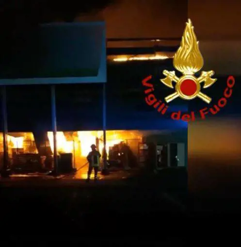 Incendio al centro commerciale a Castel Romano