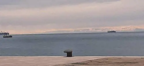 La Bora imperversa a Trieste: oltre al forte vento anche la pioggia