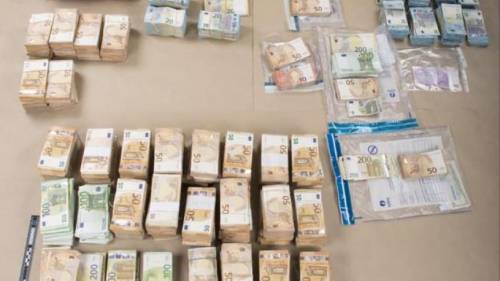 Vogliono pagare il caffé con il pos ma intanto prendono mazzette dal Qatar