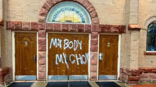 Chiese attaccate, minacce e bombe molotov. La furia dei pro aborto in Usa
