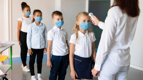 Anno nuovo, restrizioni vecchie: rivogliono le mascherine a scuola
