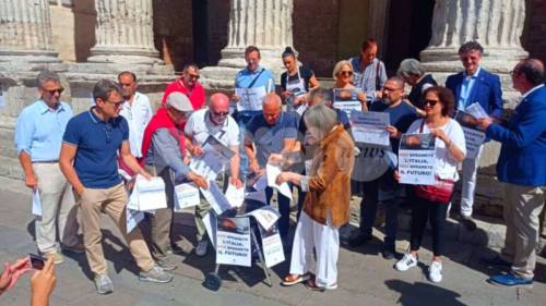 Un falò con le bollette: protesta choc degli imprenditori
