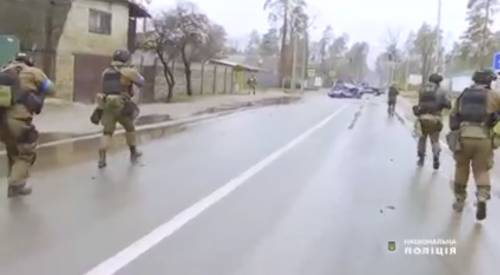 Bucha, Capuzzo mostra il video della polizia ucraina: “Dove sono i morti?”