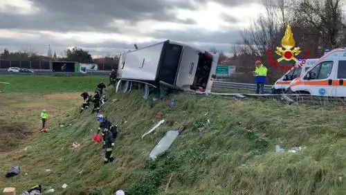 Bus si ribalta in autostrada
