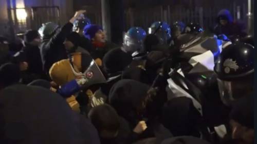Transfemministi, ecologisti e violenti: gli antifa pestano un agente