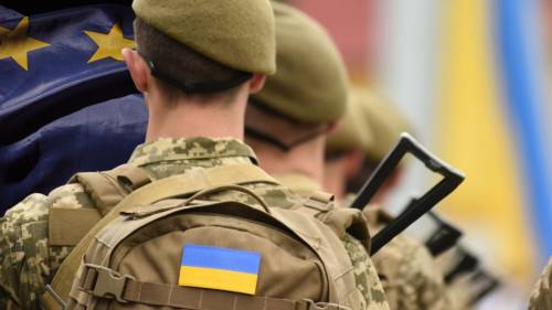 Ucraina, l’Ue ora si mette l’elmetto: “Addestriamo i soldati di Kiev”