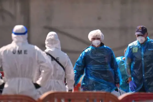 I timori della Francia: "Virus forse mutato". L'Oms predica calma