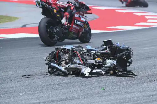 MotoGp, Catalogna maledetta: maxi incidenti per Alex Marquez e Zarco, vince Di Giannantonio