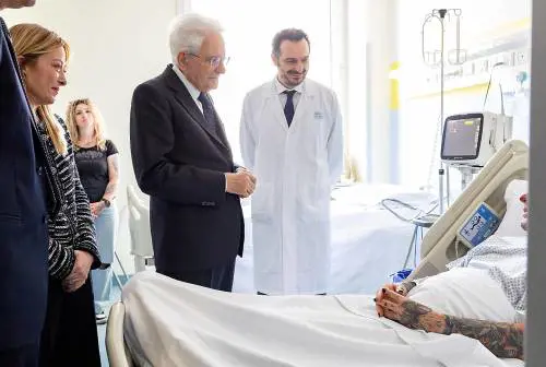 Mattarella e Meloni a Modena dopo l’attacco: visita ai feriti. Il presidente ai medici: "Grazie per quello che fate"