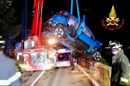 Fa cadere un'auto nel lago. Lui fugge ubriaco: un morto