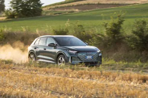 Audi Q4 e-tron 2026, la prova: più efficiente e piacevole tra le curve, ma va configurata bene