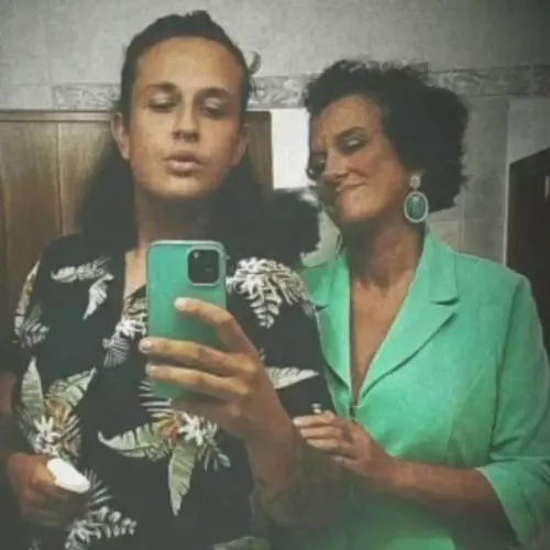 Spara alla moglie e al figlio. "Meglio morto che gay"