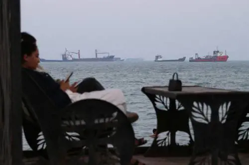 Trump mette le mani su Hormuz e torna a bombardare l'Iran
