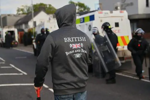 Belfast, ancora disordini. La polizia pronta a sparare (ad acqua)