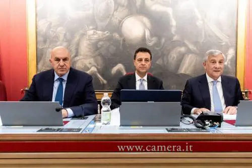 Tajani e Crosetto: "Missione Hormuz con due cacciamine solo a guerra finita"