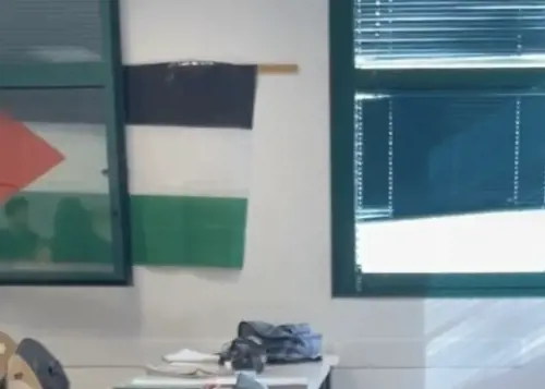 "Non siamo razzisti. Però in classe tollerano le bandiere palestinesi"