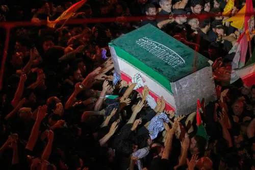 Sepolto Khamenei (senza Mojtaba). L'Iran urla vendetta "A morte Trump"