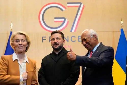 Leader uniti: "Mosca deve trattare". La fregata russa spara nella Manica