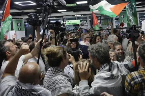 “Picchiati, ammanettati e torturati”: il ritorno degli attivisti della Flotilla tra kefiah e bandiere della Palestina