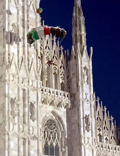 Dal Duomo con il paracadute con i colori della Palestina