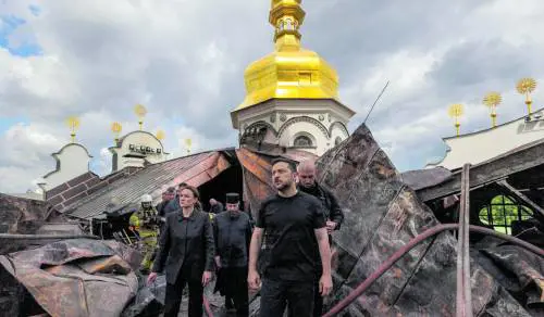 Notte di fuoco a Kiev: Mosca uccide 11 civili. Distrutta la Cattedrale