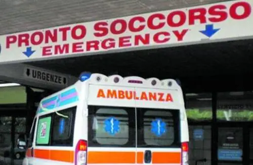 Non vuole la cartella clinica online e sfascia il pronto soccorso