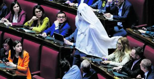 La protesta-show di Magi, Conte e Avs: veglia notturna davanti a Montecitorio