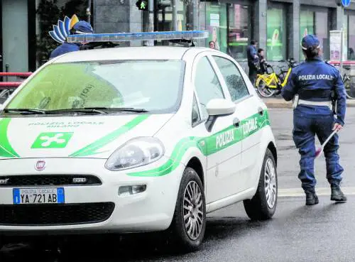 Lancia un coltello contro vigile e lo ferisce. Sedicenne in manette