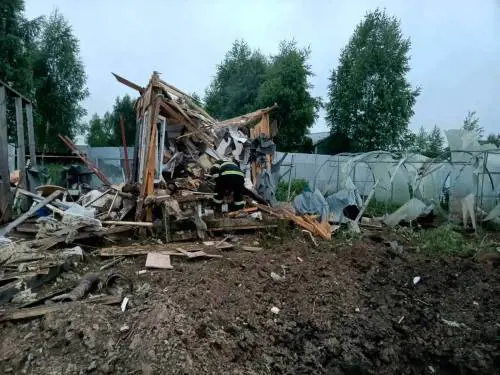Razzi su Kiev, droni contro Mosca. Zelensky: anche la Russia brucerà