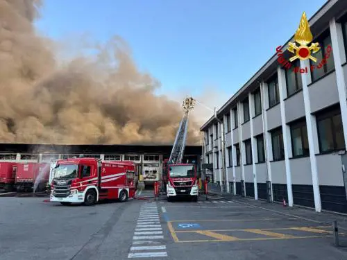 Il rogo al deposito partito da un pacco. La Dda ora indaga per incendio doloso