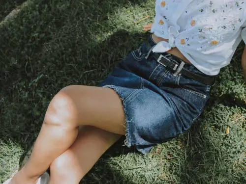 Come indossare la gonna di jeans con stile a 40 anni