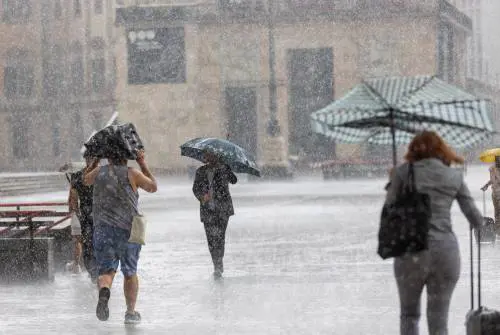 Dopo la canicola arrivano temporali e "downburst". Pioggia, vento e grandine colpiscono la Lombardia