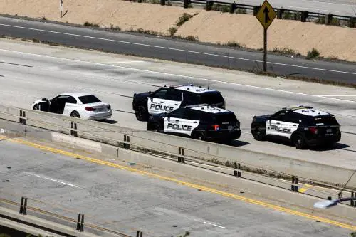 Auto travolge pedoni e vetture a Oakland: tre morti e diversi feriti. Autista preso dai passanti dopo breve fuga