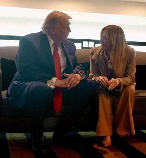 La vendetta di Trump per quel no di Meloni: "La foto al G7? Me l’ha chiesta”. Ma lei lo gela: "Sono allibita, dichiarazioni inventate, ricordi che io e l'Italia non imploriamo mai"