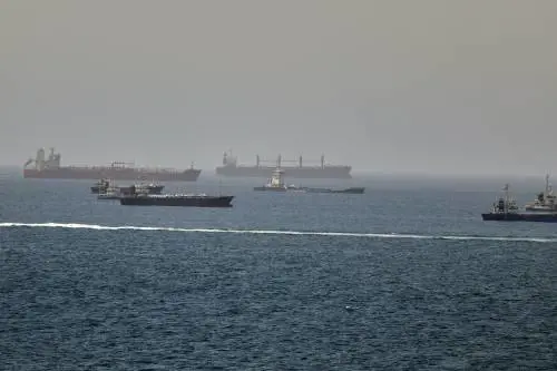"Iniziati i negoziati". Il petrolio scorre, sfida fondi e Hormuz. Passa la nave italiana