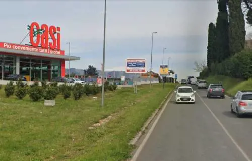 La truffa a un'anziana, poi la fuga e l'incidente: una ragazza è in coma