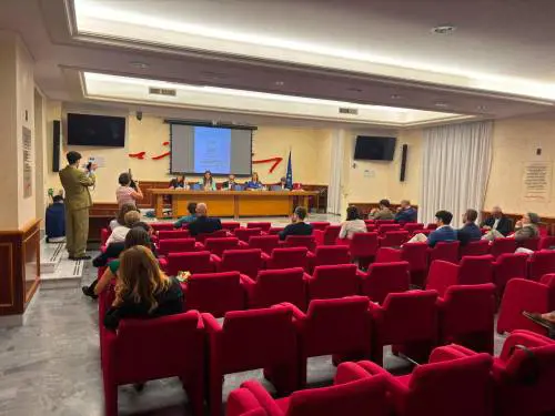 "Con la patrimoniale vinceremo le elezioni". Ma la sala è deserta