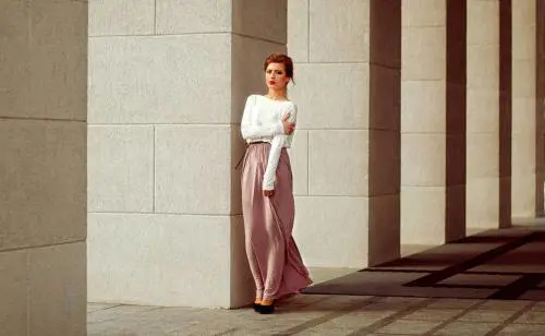 Gonne lunghe, dalla scarpa col tacco alle sneakers: come completare il look