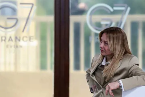 Giorgia sceglie una cravatta e "abbandona" le sigarette. La gita organizzata da Brigitte