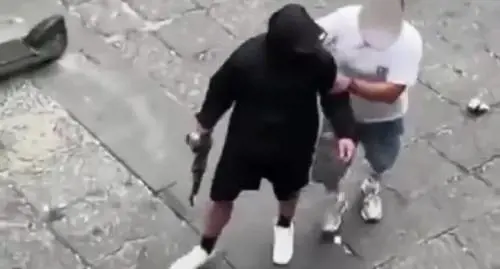 Col kalashnikov tra la gente: paura e tre arresti