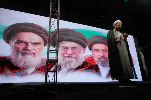Il regime minaccia Usa e Israele: "Sarà l'inferno se Satana insiste". E Khamenei jr adesso è isolato