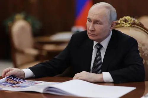 La benzina è poca e carissima, Mosca censura i dati sui prezzi. Dall'Ue 3,9 miliardi a Kiev