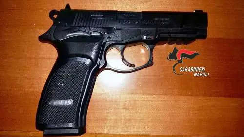 In giro con la pistola a pallini, i carabinieri gliela sequestrano
