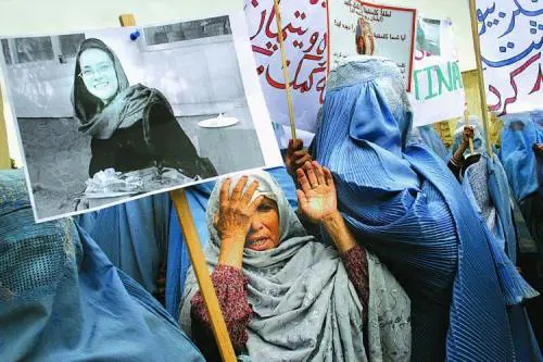 Il nostro giornalista a Kabul parla nuovamente al telefono con Timor Shah, il capo della banda che ha sequestrato lunedì scorso la volontaria italiana  «Se mi dicono sì, oggi rilascio Clementina» «Non labbiamo ancora uccisa e se i negoziati con il 