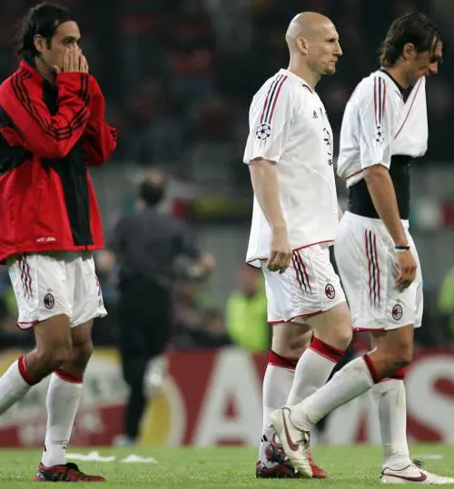 Migliaia in festa per larrivo del Giro Blocchi: proteste degli automobilisti