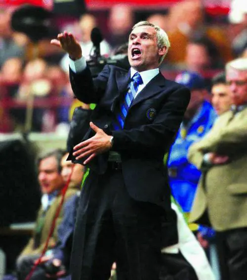 Slogan, bandiere, baci e mille travestimenti per la sfilata «diversa»