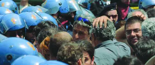 Spia la donna sbagliata: denunciato