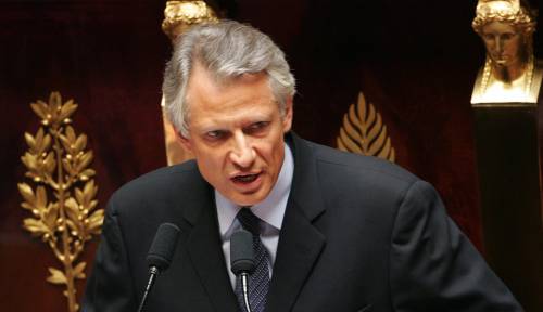 Rapinato  con la pinza  che gli tira l’orecchio