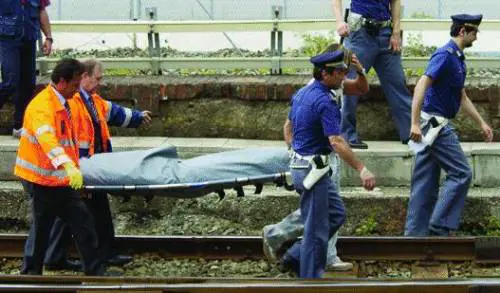 Scappa e finisce sotto il treno