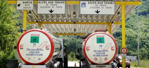 LUCI ROSSE ALLE OTTO DELLA SERA